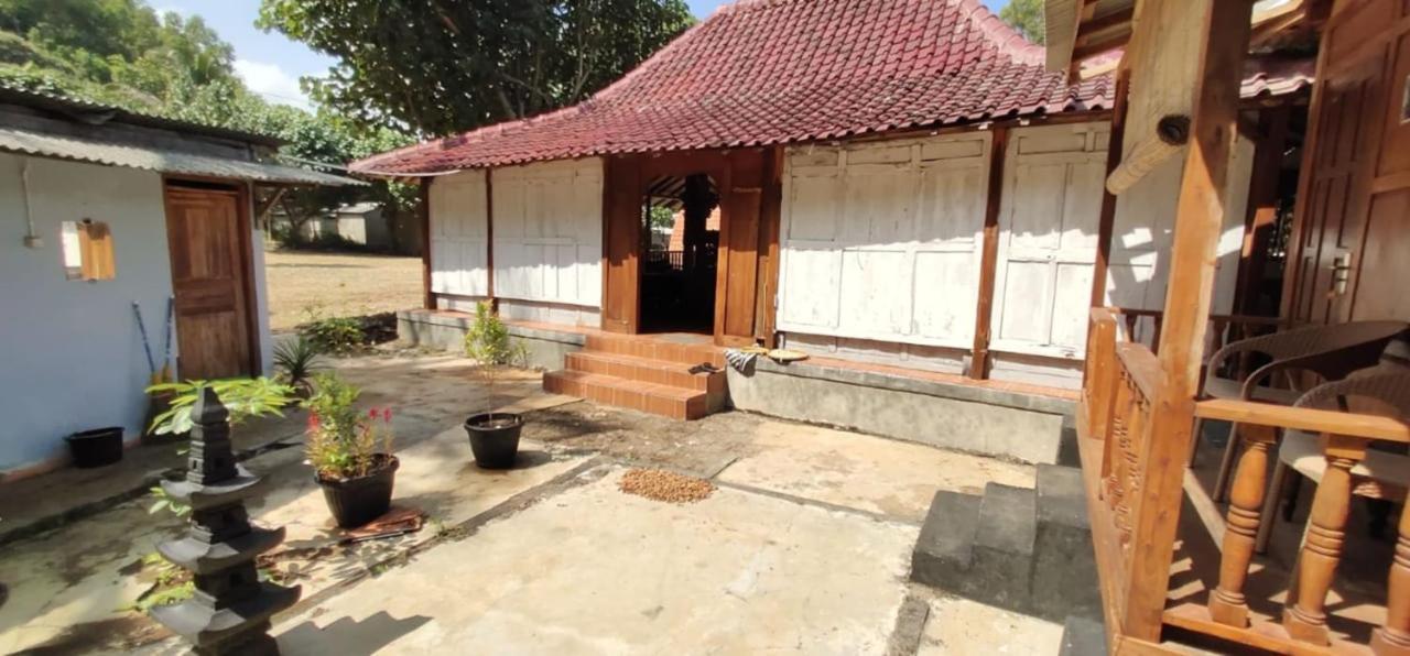 Hotel Limasan Mbah Darmo à Tepus Extérieur photo